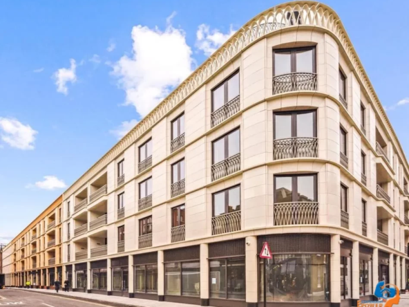 2-bed-flat-on-moxton-street-with-stunning-five-storey-atrium-3991724909798_F