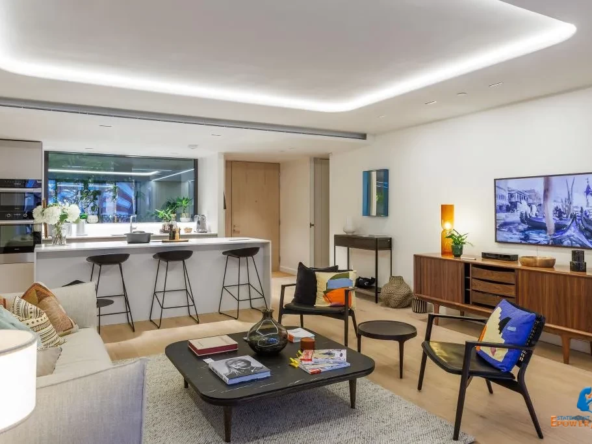 2-bed-flat-on-moxton-street-with-stunning-five-storey-atrium-8161724909797